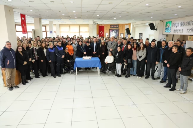İzmir Foça'da belediye personeli yeni yılı kutladı