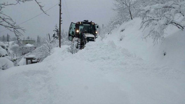 Gümeli yolu kapandı. 17 vatandaş mahsur kaldı