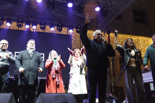 Bursa Nilüferliler 2026'yı Cumhuriyet Meydanı'nda karşıladı