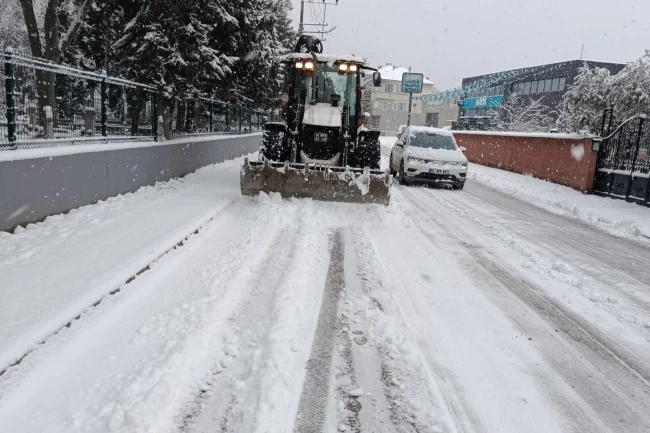 Bursa Nilüfer'de kar yağışına karşı kesintisiz mesai