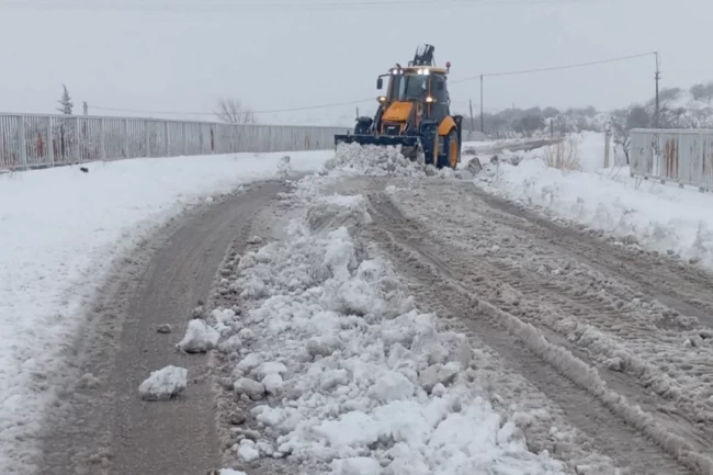 Gaziantep Büyükşehir'den köy yollarında yoğun karla mücadele