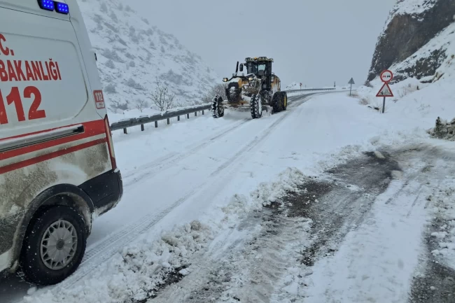 Malatya'da karla mücadele çalışmaları aralıksız devam ediyor