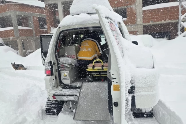 Düzce'de kar paletli ambulansla hasta kurtarıldı