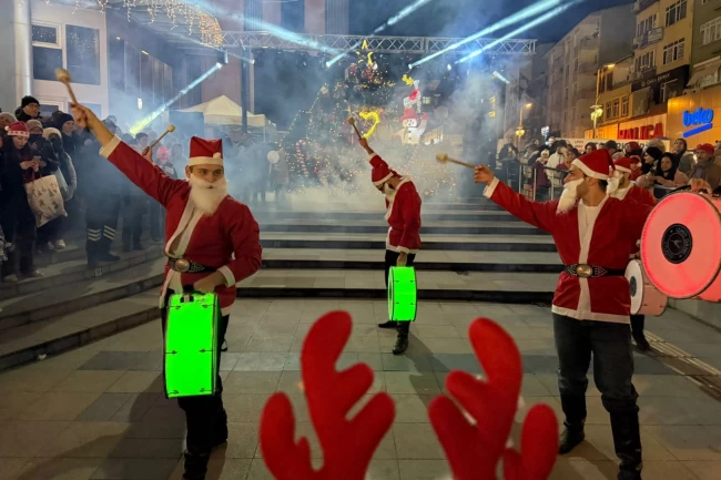 İzmit'te yılbaşı etkinlikleri ziyaretçi akınına uğradı