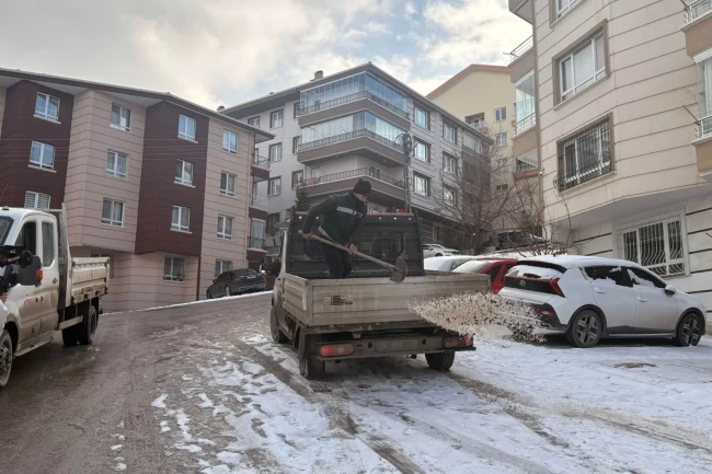 Ankara Keçiören'de karla mücadele 7/24 devam ediyor