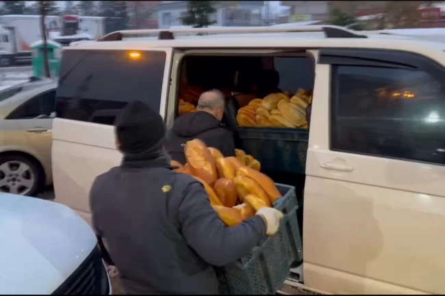 Adıyaman'da yoğun kara rağmen sıcak desteğe devam