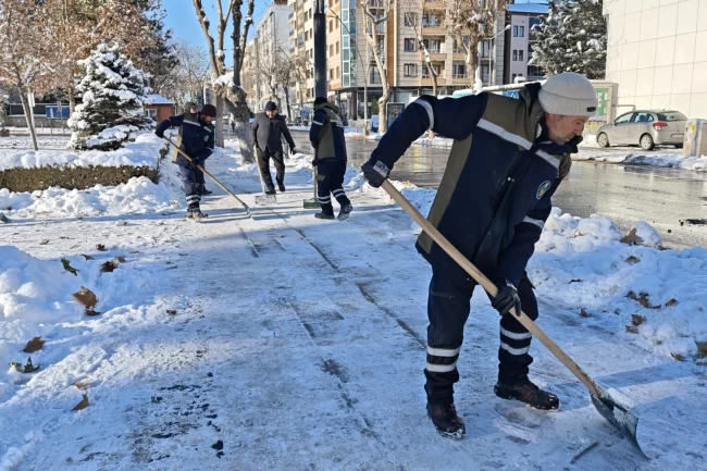 Malatya'da Büyükşehir, karla mücadeleyi sürdürüyor