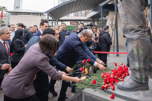 İzmir'in şehitleri Fethi Sekin ve Musa Can unutulmadı