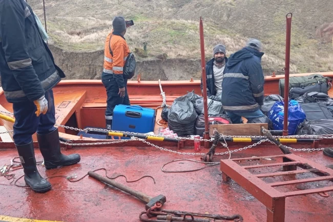 Karadeniz'de karaya oturan Türk gemisinin mürettebatı tahliye edildi