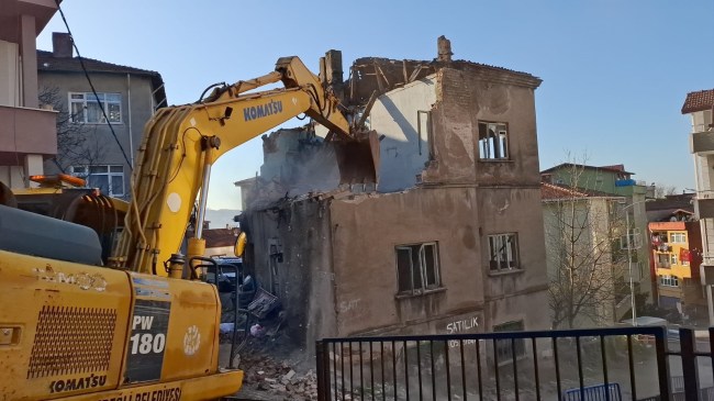 Kdz. Ereğli’de Tehlike Arz Eden Metruk Bina Yıkıldı