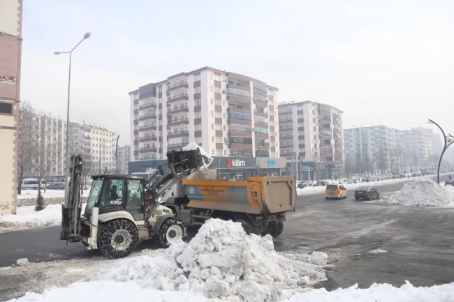 Diyarbakır'da kritik kavşaklarda kar temizliği