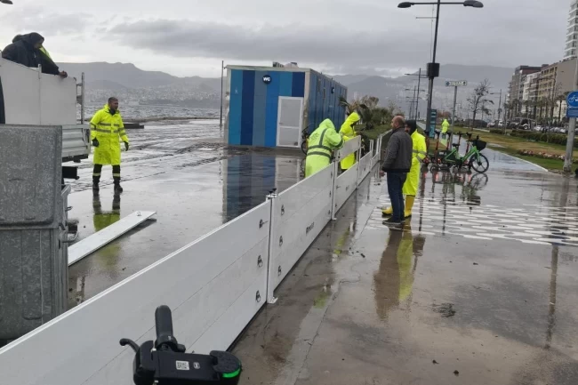 İzmir'de fırtına duvarı Kordon'a set oldu!