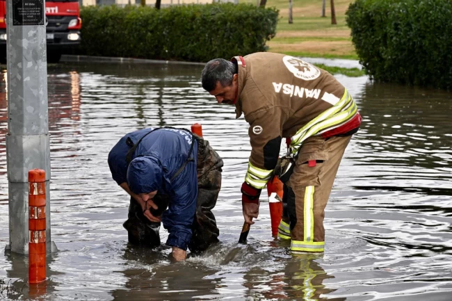 Manisa'da sağanak mesaisi