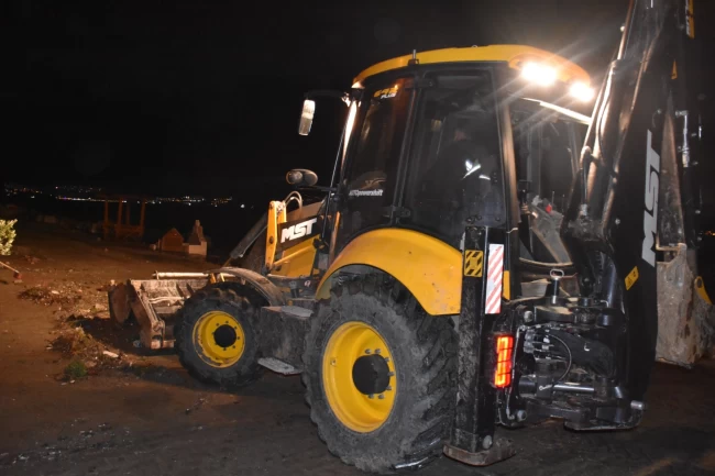 Gemlik'te fırtına sonrası sahiller temizlendi