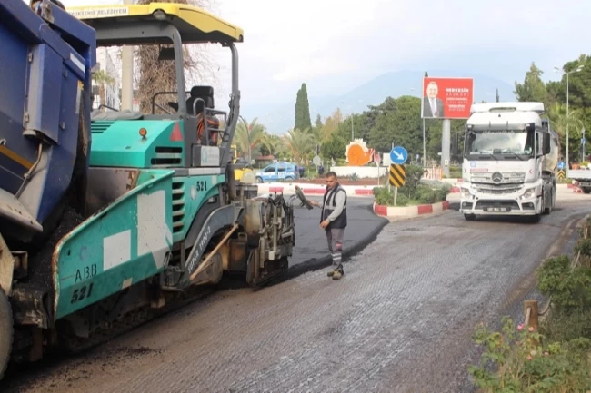 Antalya Büyükşehir'den Finike'ye asfalt desteği
