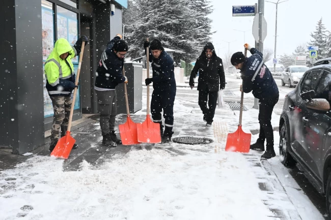 Bielcik Bozüyük'te karla mücadele çalışmaları başladı