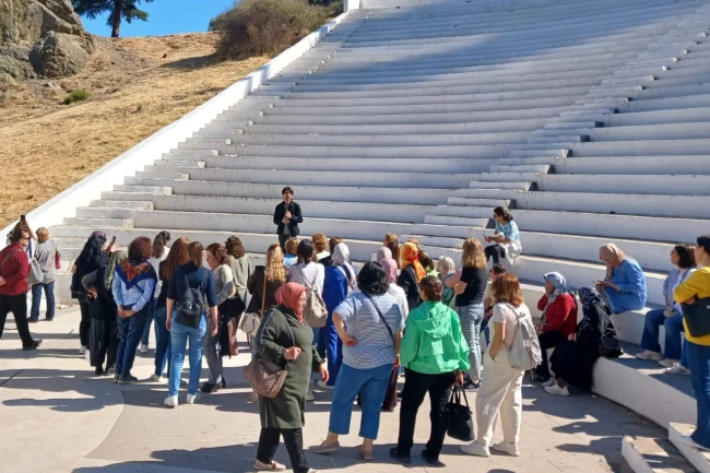 Manisalı binlerce kadın kültürel gezilerde buluştu