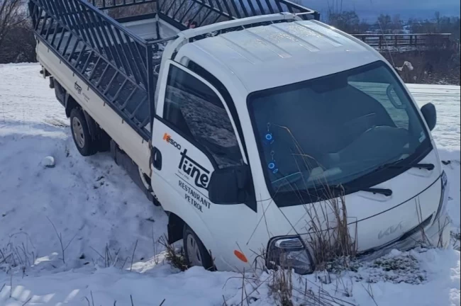 Buzlanma kazaya yol açtı! Kamyonet tarlaya uçtu, 1 yaralı