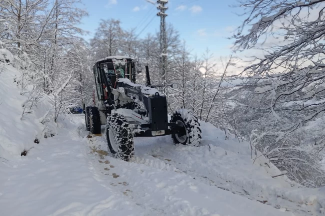 Trabzon Büyükşehir ekipleri karla mücadeleyi sürdürüyor