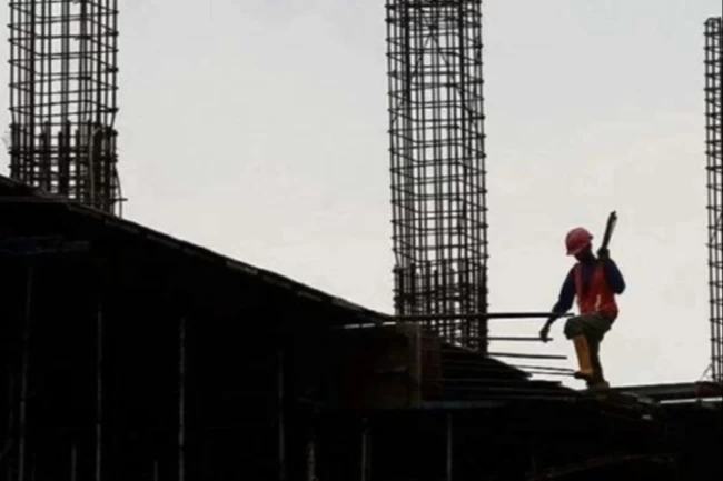 İnşaat üretimi yıllık artarken, aylık bazda sınırlı düşüş kaydetti