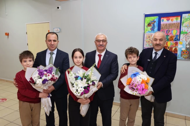 Gebze'de yarıyıl karneleri Sultan Ayhan İlkokulu'nda dağıtıldı