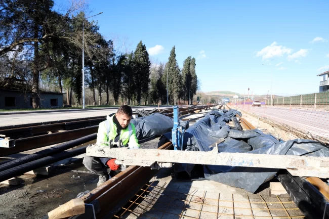 Kocaeli'de raylar Kartepe'ye doğru döşeniyor