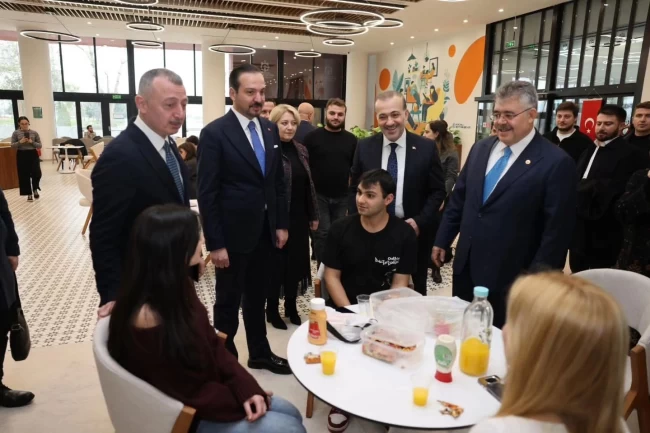 Kürşad Zorlu'dan Başkan Büyükakın'a tebrik