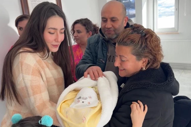 "Geçici Koruyucu Aile" 100'üncü bebeği Ege Berk, Samsun'da koruyucu ailesiyle buluştu