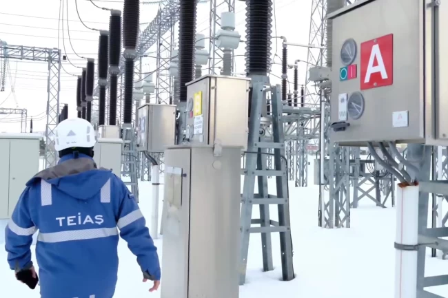 Enerji ekipleri zorlu koşullarda görev başında