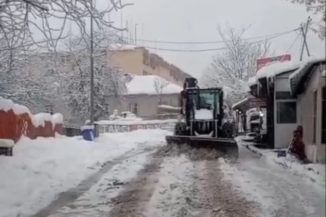 Tunceli, son 65 yılın en yoğun kar yağışıyla mücadele ediyor