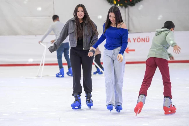 İzmir'de kışın keyfi buzda yaşanıyor