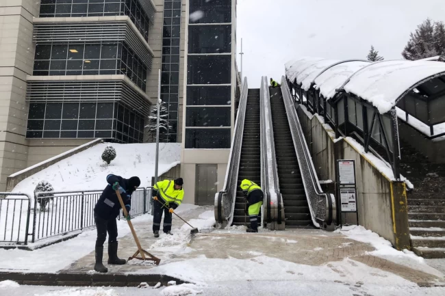 Kocaeli'de karla mücadelede 7/24 görevde