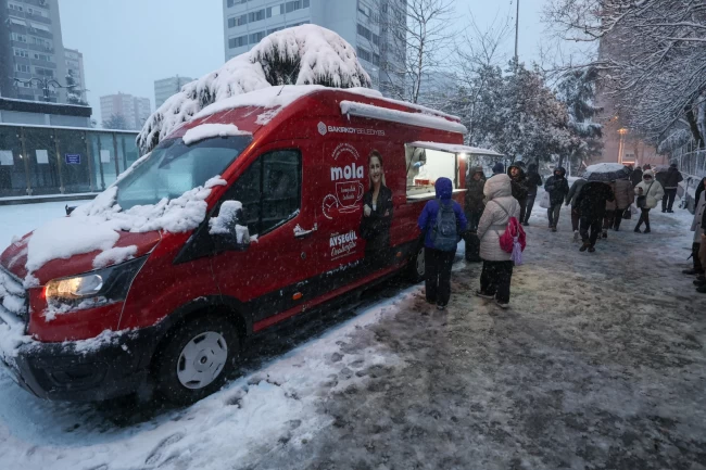 İstanbul Bakırköy'de karda sıcak çorba keyfi