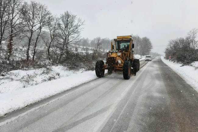 Bursa Gemlik'te karla mücadele sürüyor