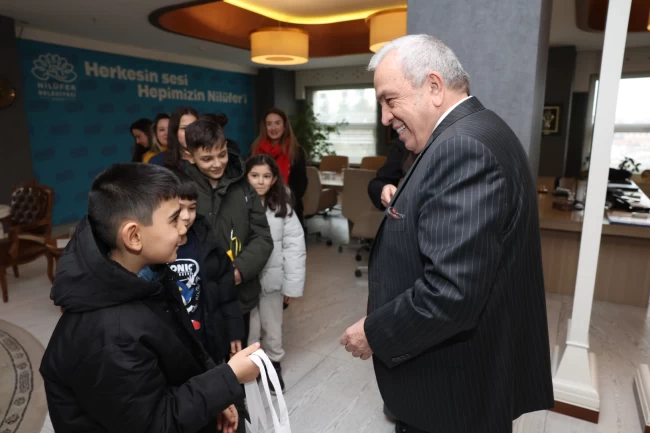Bursa Nilüfer'de Badırgalı çocuklar el emeklerini Başkan Özdemir'e hediye etti