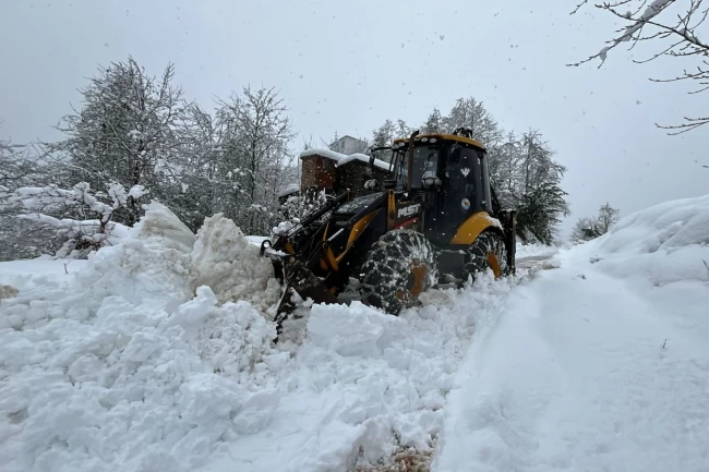 Trabzon'da kar yağışı sonrası 70 mahalle yolu açıldı