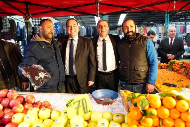 Manisa'da Başkan Dutlulu Perşembe Pazarı'nda esnafla buluştu