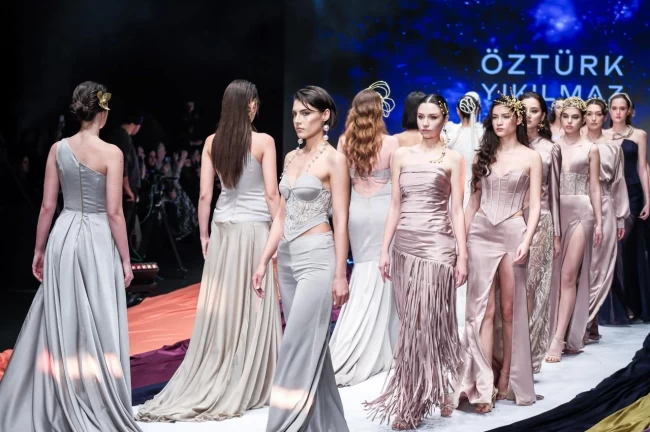 IF Wedding Fashion İzmir'de "Sessiz Asalet" podyuma taşındı