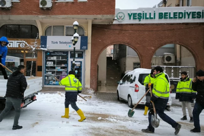 Mardin Yeşilli'de karla mücadele çalışmaları sürüyor