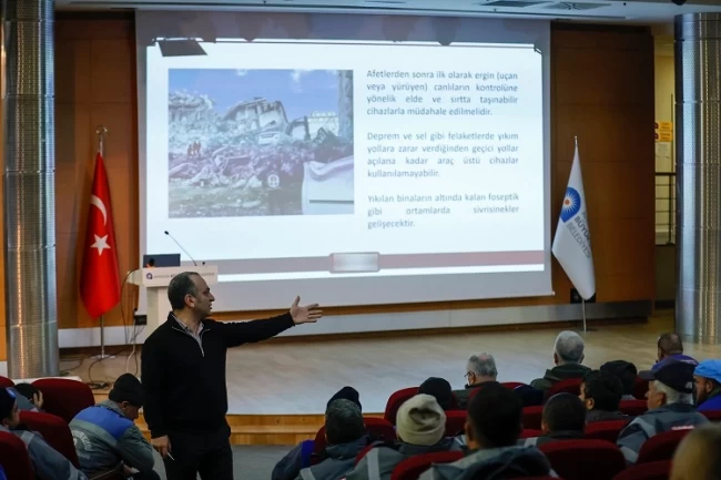 Antalya Büyükşehir'den ilaçlama personeline biyosidal ürün kullanımı eğitimi