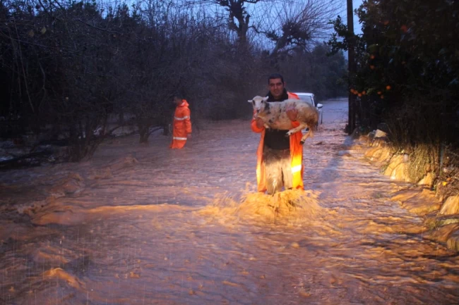 Antalya Büyükşehir ekipleri yağmur ve fırtınaya karşı seferber oldu