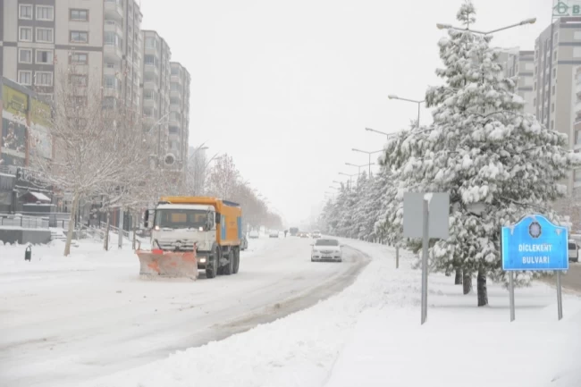Diyarbakır'da kar yağışına karşı kesintisiz mücadele