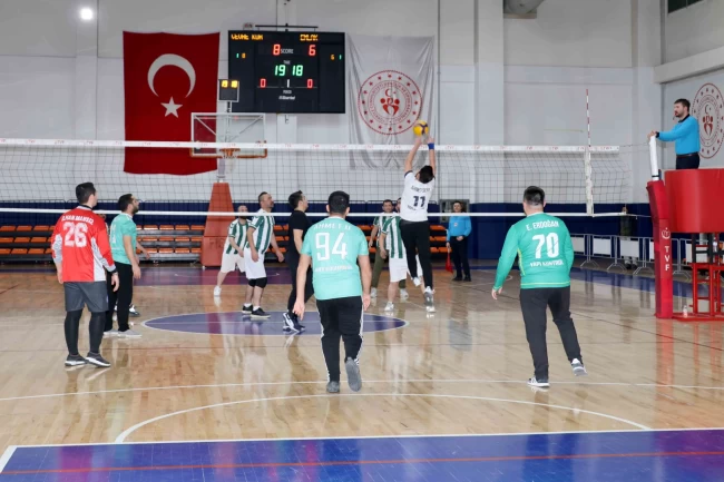 Karatay'da birimler arası voleybol turnuvası başladı