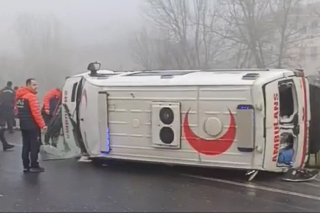Düzce'de yoğun sis ambulansı yan yatırdı: 1 sağlık personeli yaralı