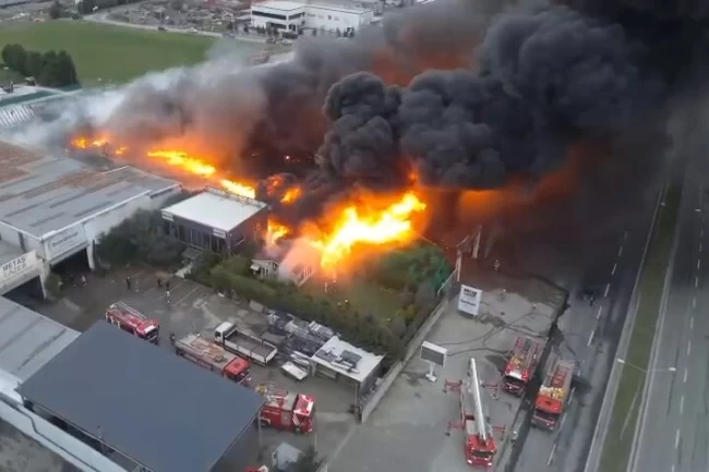 İstanbul Büyükçekmece'de fabrika yangını kontrol altında