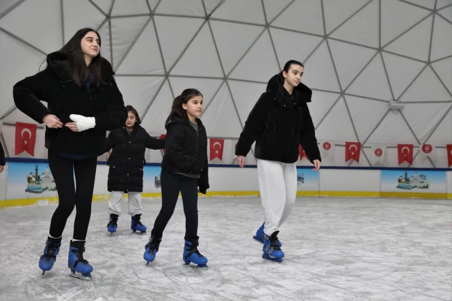 Ankara Keçiören'de sömestir eğlencesi gerçek buz pistinde