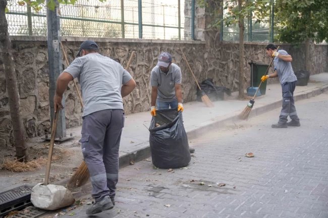 İzmir Bornova'da temizlik mesaisi hiç bitmiyor