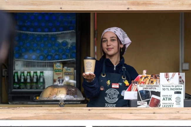 İzmirli Kahve'den bir milyon bardaklık rekor