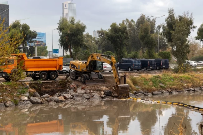 İzmir'de sağanak yağış ve fırtına nedeniyle ekipler seferber oldu