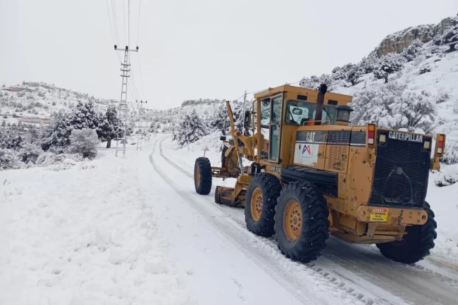 Mersin'de karla mücadeleyi aralıksız sürdürüyor